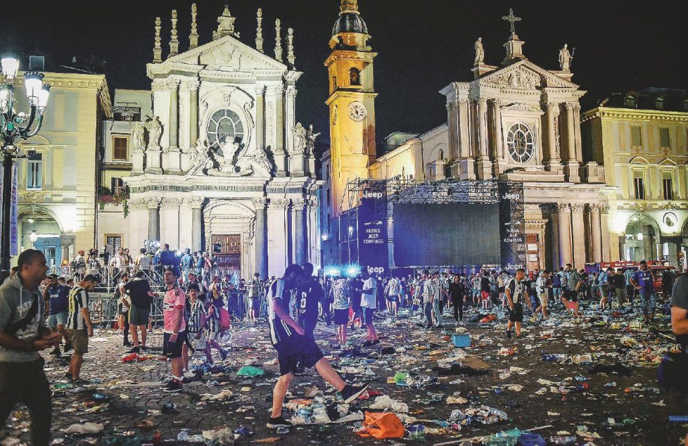 Scatenarono il panico in piazza San Carlo: 10 anni di carcere alla “banda dello spray” Scatenarono il panico in piazza San Carlo: 10 anni di carcere alla “banda dello spray”