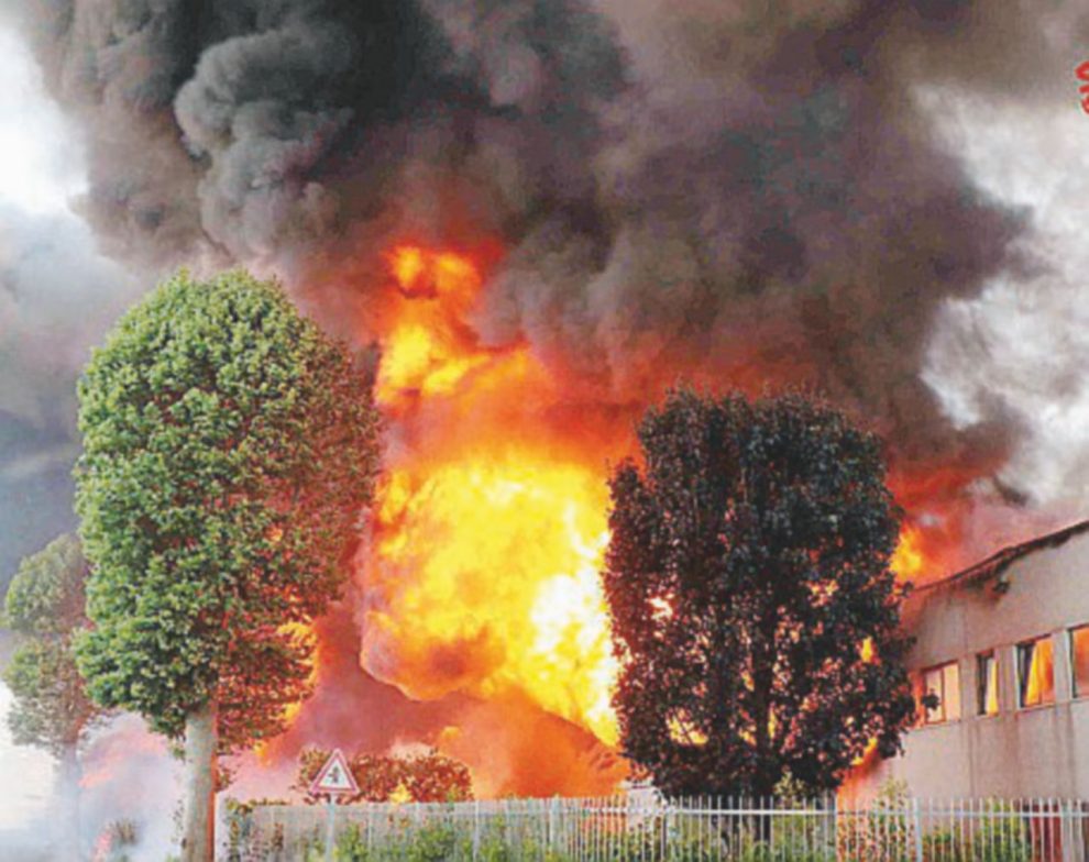 Paura a ridosso dell’autostrada: si incendia fabbrica di vernici, allerta in una decina di Comuni Paura a ridosso dell’autostrada: si incendia fabbrica di vernici, allerta in una decina di Comuni