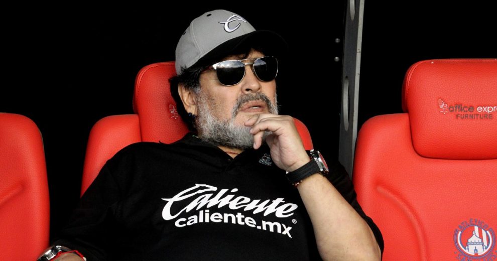 Tra Maradona e l’ex moglie volano gli stracci. E le magliette e le mutande Tra Maradona e l’ex moglie volano gli stracci. E le magliette e le mutande
