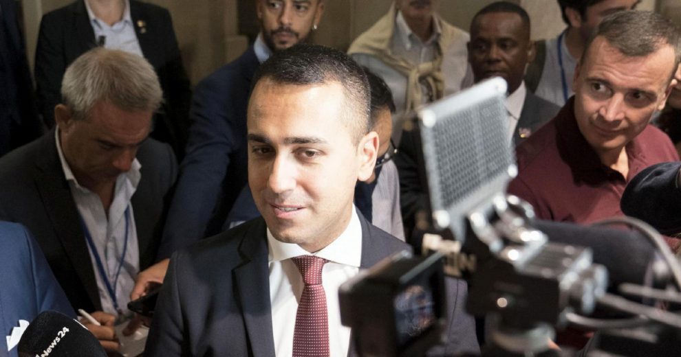 Fuga dai 5 Stelle, Di Maio: “Ora vincolo di mandato” Fuga dai 5 Stelle, Di Maio: “Ora vincolo di mandato”