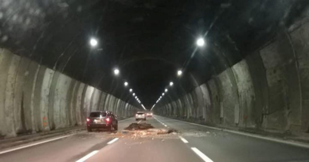 A26, crolla il soffitto di una galleria: nuovo caso per i pm A26, crolla il soffitto di una galleria: nuovo caso per i pm