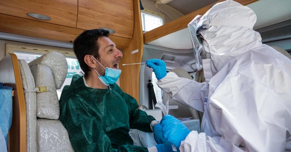 L’allarme: “Mancano i reagenti per i tamponi”