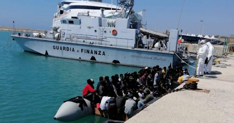 Migranti, roulette barconi: chi sbarca e chi è già svanito Migranti, roulette barconi: chi sbarca e chi è già svanito