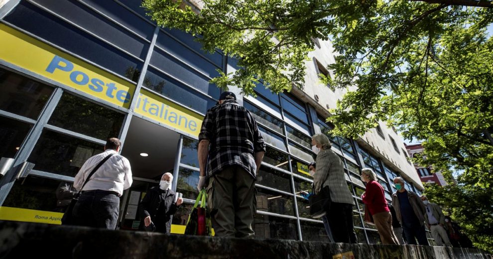 Volevo solo inviare una lettera: incubo kafkiano in fila alle Poste Volevo solo inviare una lettera: incubo kafkiano in fila alle Poste