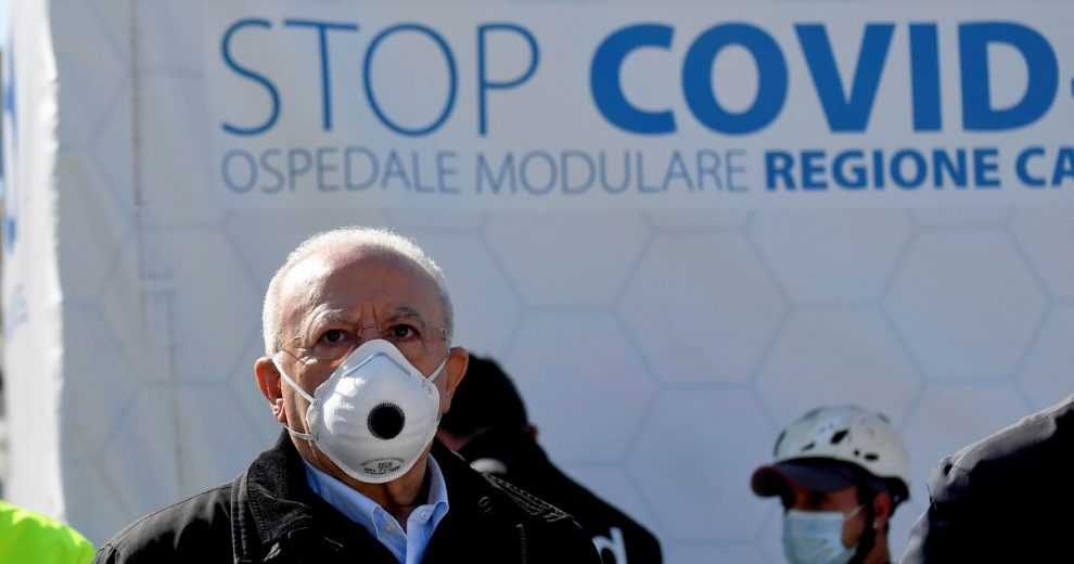 Regali ai privati e reparti inutili. La verità sul miracolo De Luca