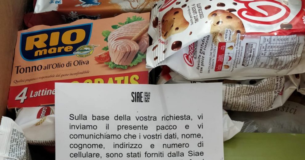 La Siae gli manda un pacco di cibo. L’artista si offende