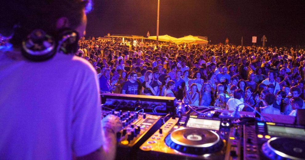 Divieti. Salta il tavolo sulle discoteche. I gestori: “Abbassate l’aliquota Iva” Divieti. Salta il tavolo sulle discoteche. I gestori: “Abbassate l’aliquota Iva”