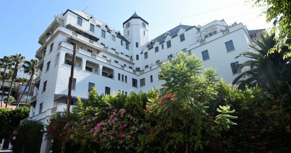 Hotel-bordello: Dean entra dalla finestra e Jim vola giù