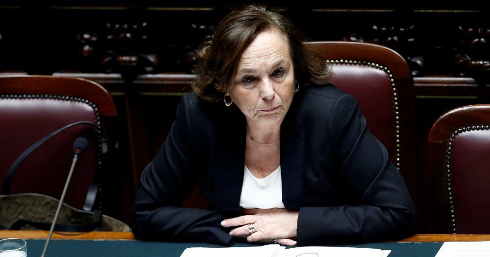 Contagi in lieve calo, ma ancora 662 morti Nelle festività 70 mila agenti per i controlli