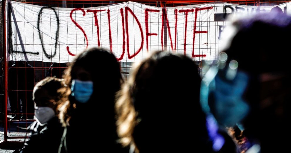 Fontana sconfitto, il Tar: “Riaprire subito le scuole” Fontana sconfitto, il Tar: “Riaprire subito le scuole”
