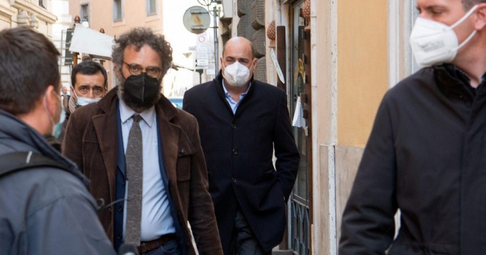 Tiro al piccione su Zingaretti e Orlando. Il leader: “Congresso nel 2023”, coro di no Tiro al piccione su Zingaretti e Orlando. Il leader: “Congresso nel 2023”, coro di no
