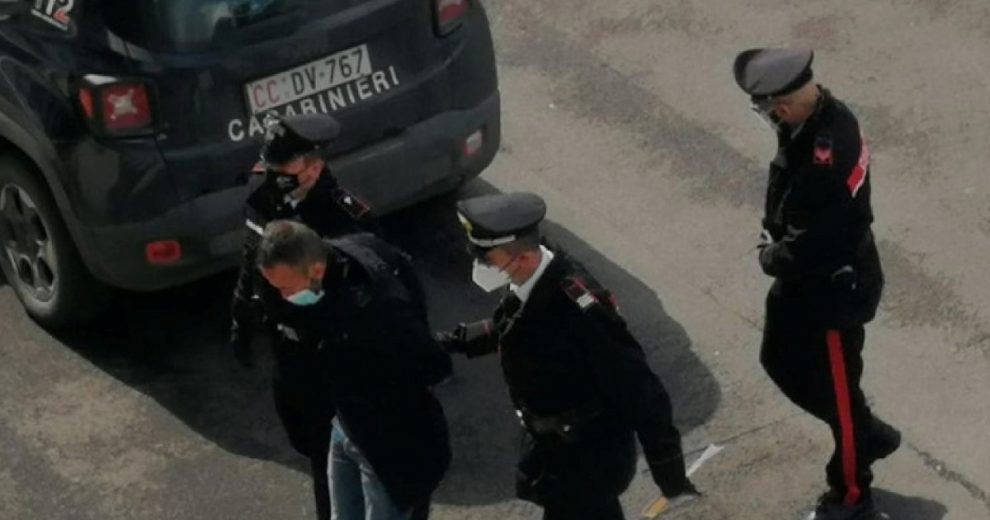 Uccide a coltellate l’ex moglie: scappa e poi si costituisce Uccide a coltellate l’ex moglie: scappa e poi si costituisce