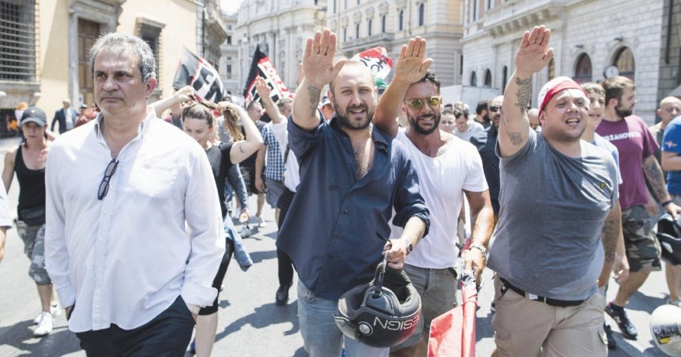 La Russa fa entrare i fascisti in Senato per lo sfratto di FN La Russa fa entrare i fascisti in Senato per lo sfratto di FN