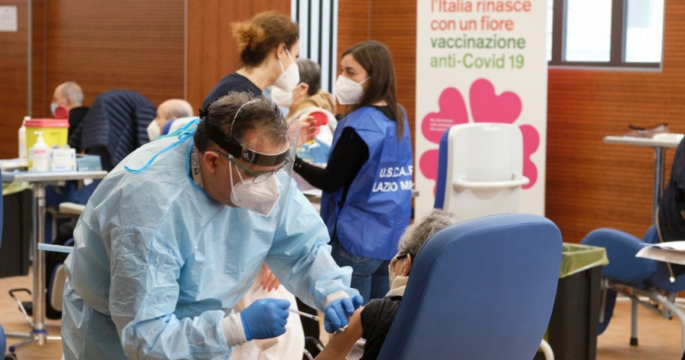 “Non abbiamo i vaccinatori per gestire milioni di dosi” “Non abbiamo i vaccinatori per gestire milioni di dosi”