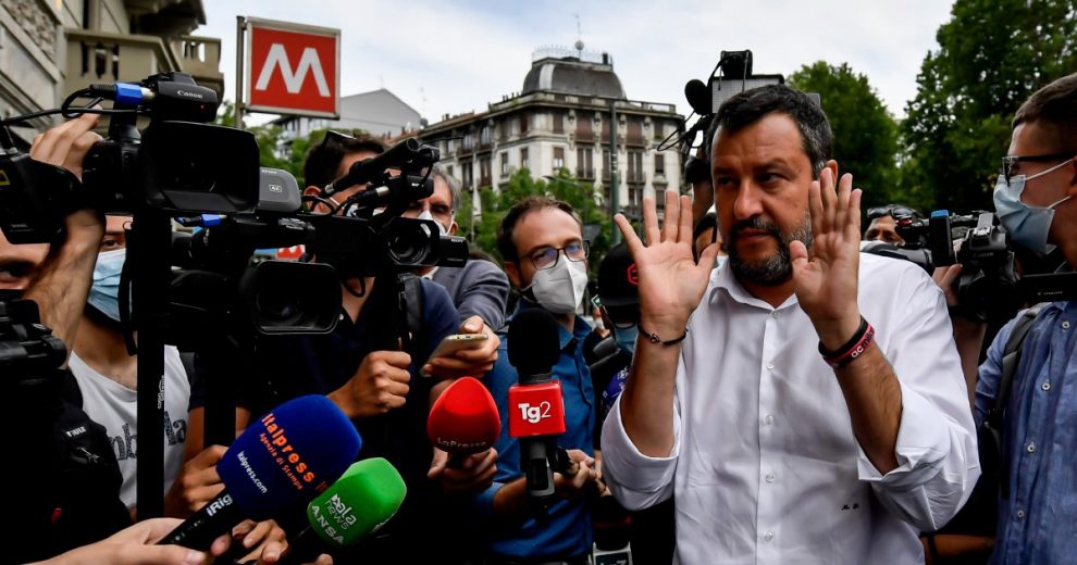 Salvini difende “parco Mussolini”. Ma la targa di Latina era abusiva Salvini difende “parco Mussolini”. Ma la targa di Latina era abusiva