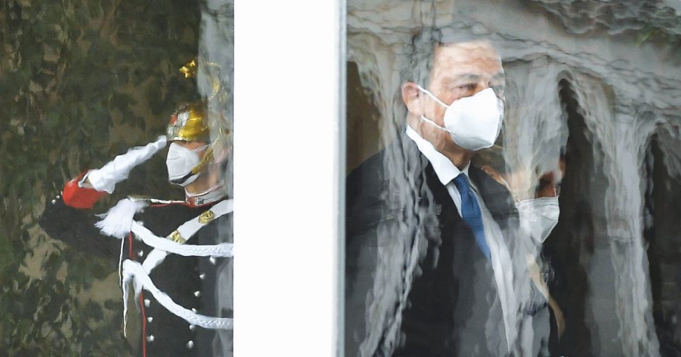 Draghi tesse la tela del Colle. “Ma gli servono i giallorosa” Draghi tesse la tela del Colle. “Ma gli servono i giallorosa”