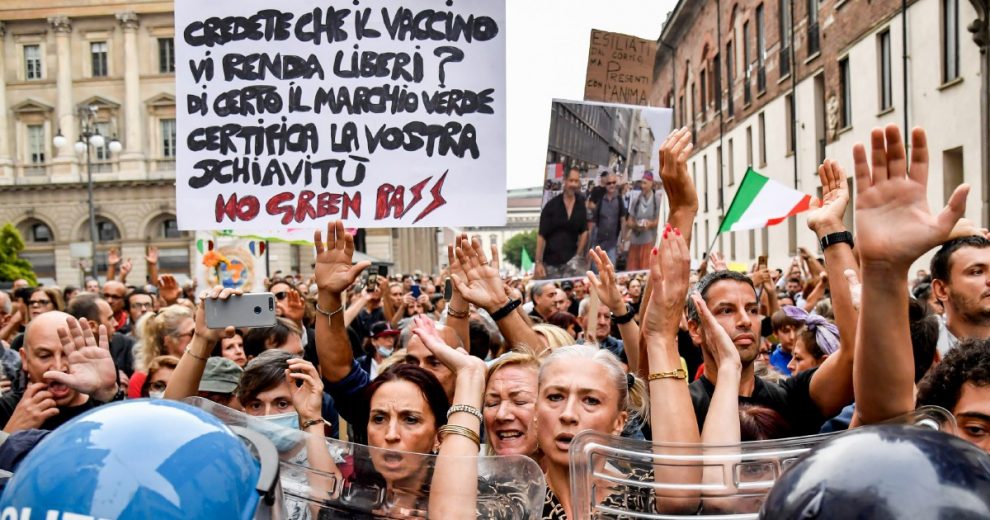 La Meloni scappa dai No Vax, Salvini non molla Durigon