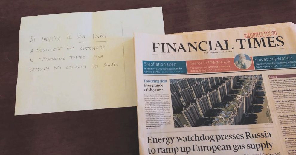 Il Financial Times e il “furto” di Dini al Senato. “Gliene regaliamo noi una copia al giorno” Il Financial Times e il “furto” di Dini al Senato. “Gliene regaliamo noi una copia al giorno”