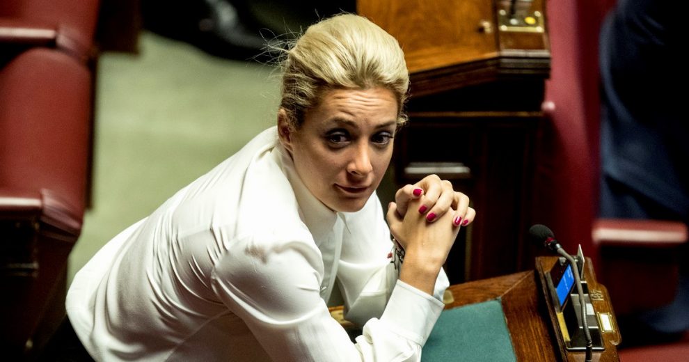 Per lo shopping torna la “badante” Fascina