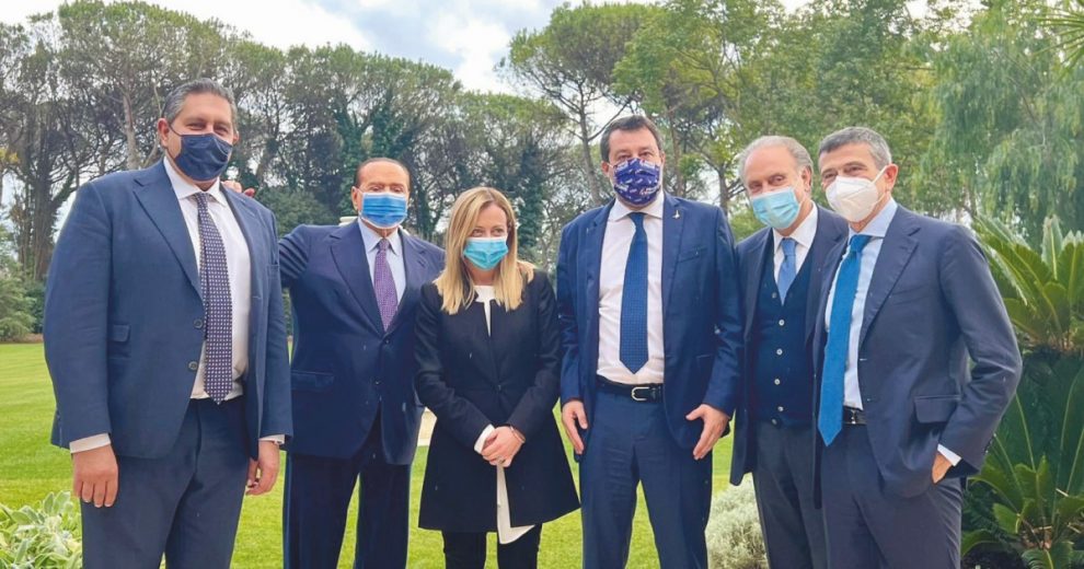 Meloni filo-Mario bracca Salvini: “Vuoi lui o Silvio?” Meloni filo-Mario bracca Salvini: “Vuoi lui o Silvio?”