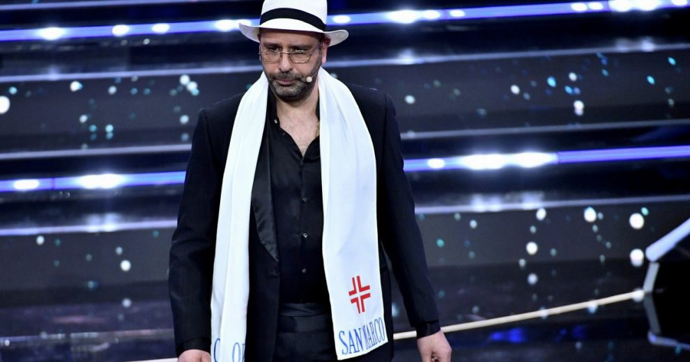 Checco Zalone fa “lu virologo”. I “colleghi” offesi: “Ci rispetti” Checco Zalone fa “lu virologo”. I “colleghi” offesi: “Ci rispetti”