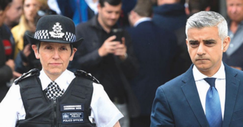 Londra, polizia contro Khan: “Non abbiamo più fiducia in lui” Londra, polizia contro Khan: “Non abbiamo più fiducia in lui”